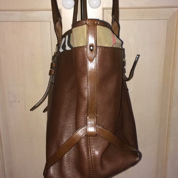 Large reversible handbag by Burberry - Picture 4 of 7